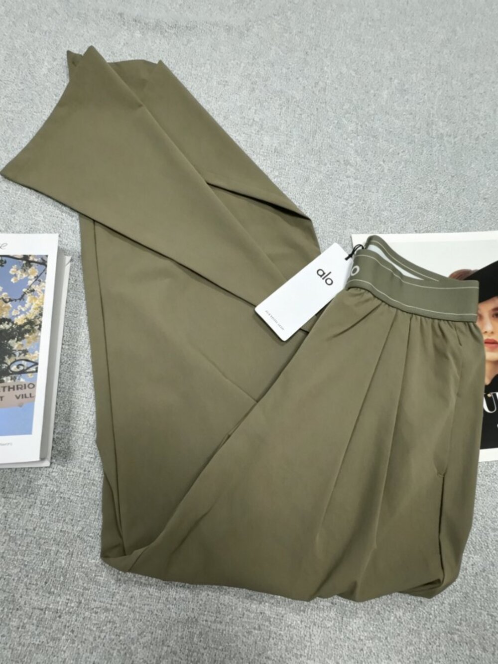 🌼NWT ALO Yoga Olive Relaxed Trouser🌱Regular 30" Inseam - Picture 6 of 7
